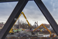 Jag kikar genom staketet i passagen från rosenlund till Haga.